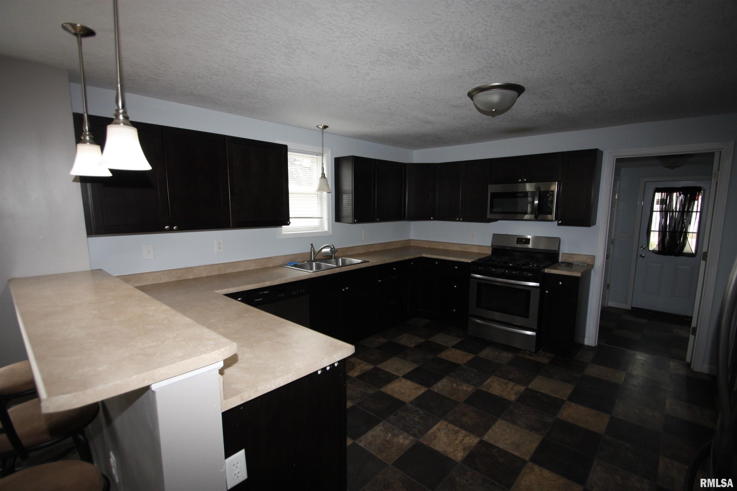 702 Indian Road Davenport, IA 52802 - Photo 4 of 16 Gallery Image 4