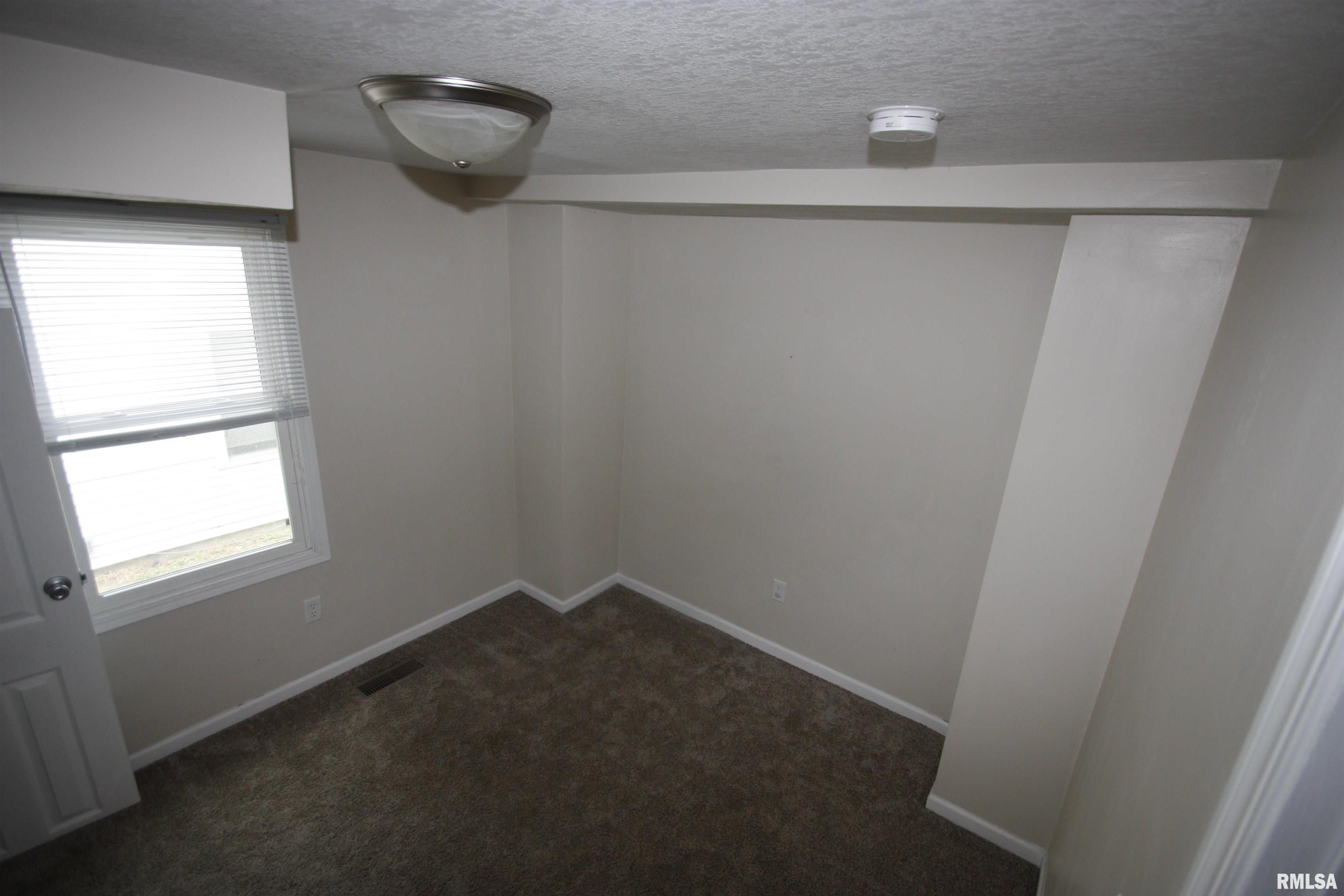 702 Indian Road Davenport, IA 52802 - Photo 10 of 16 Gallery Image 10