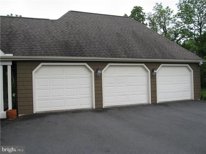 941 Church Lane Road Reading, PA 19606 - Photo 3 of 25 Garage