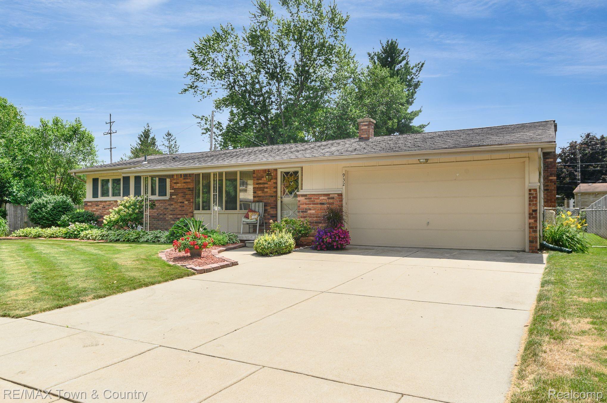 932 Springview Drive Flushing, MI 48433 - Photo 2 of 24 3.jpeg