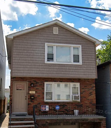 $2,300 | 203 Zabriskie Street, Unit 2, Jersey City, NJ 07307