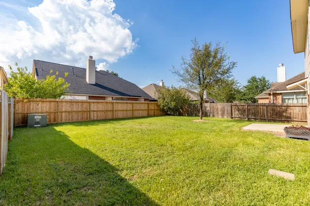 a view of a backyard