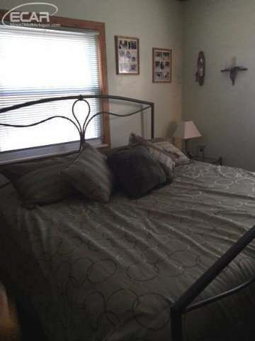 4423 Van Slyke Road Flint, MI 48507 - Photo 8 of 18 21189592-7.JPG