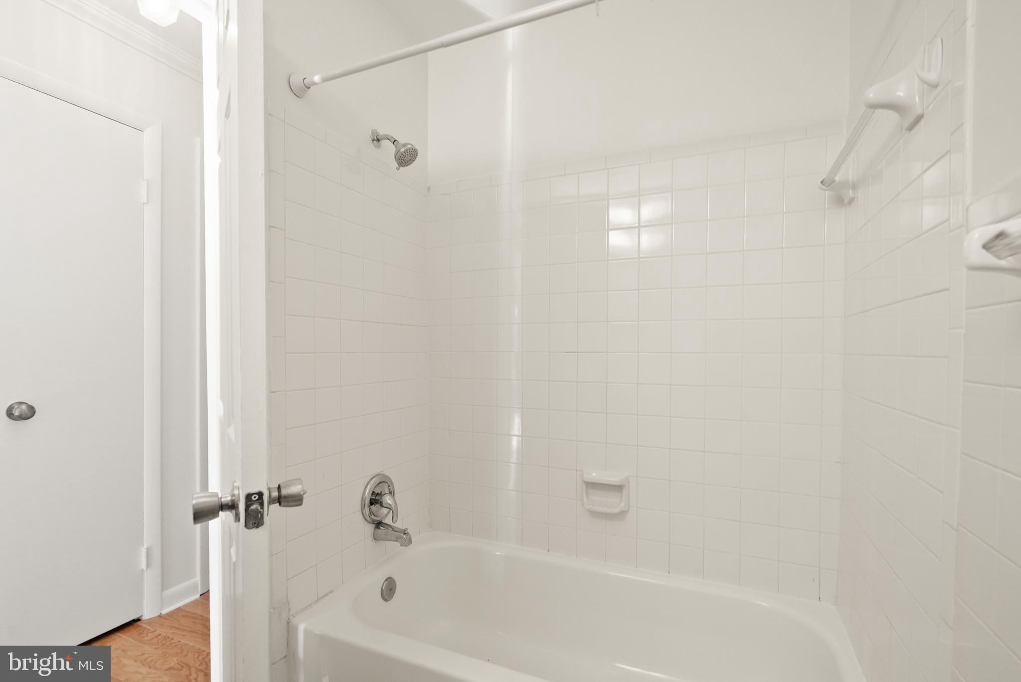 15278 Cloverdale Road Woodbridge, VA 22193 - Photo 25 of 35 a bathroom with a bathtub