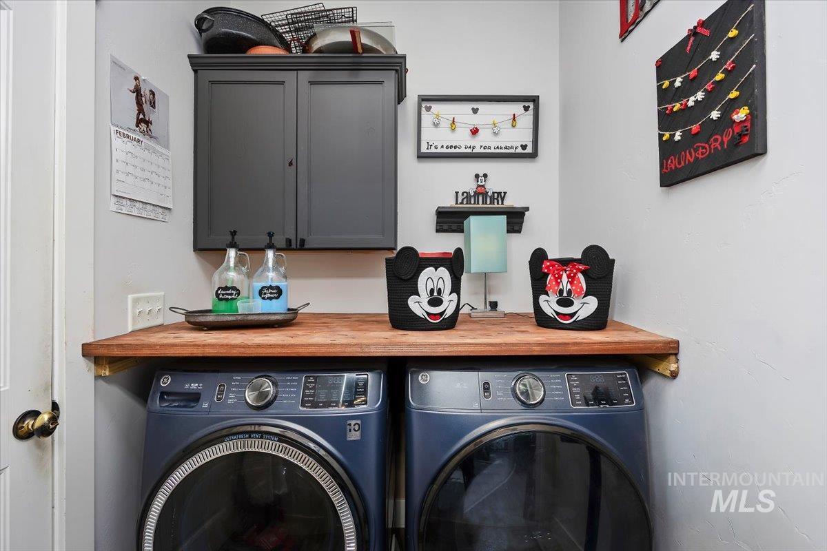 389 Arrow Street Twin Falls, ID 83301 - Photo 21 of 34 Laundry room featuring cabinet space and washer and dryer