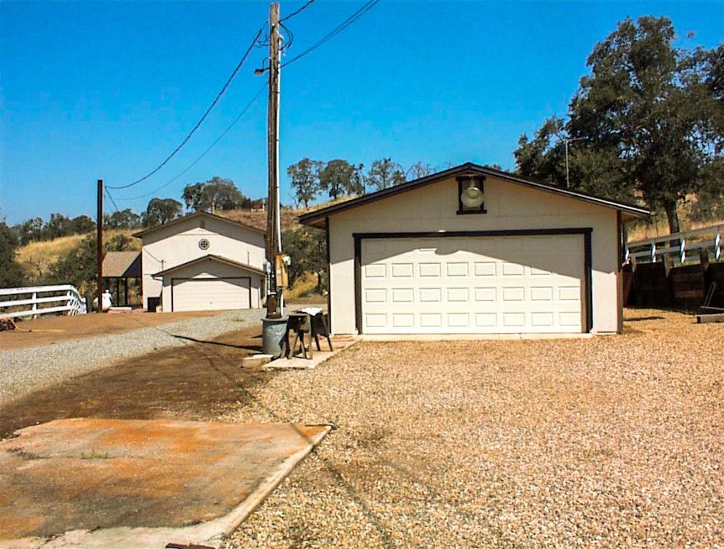 32860 George Smith Road Squaw Valley, CA 93675 - Photo 4 of 35 a front view of a house with a yard