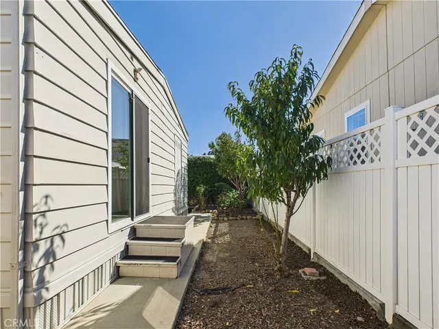 a view of a pathway with a house