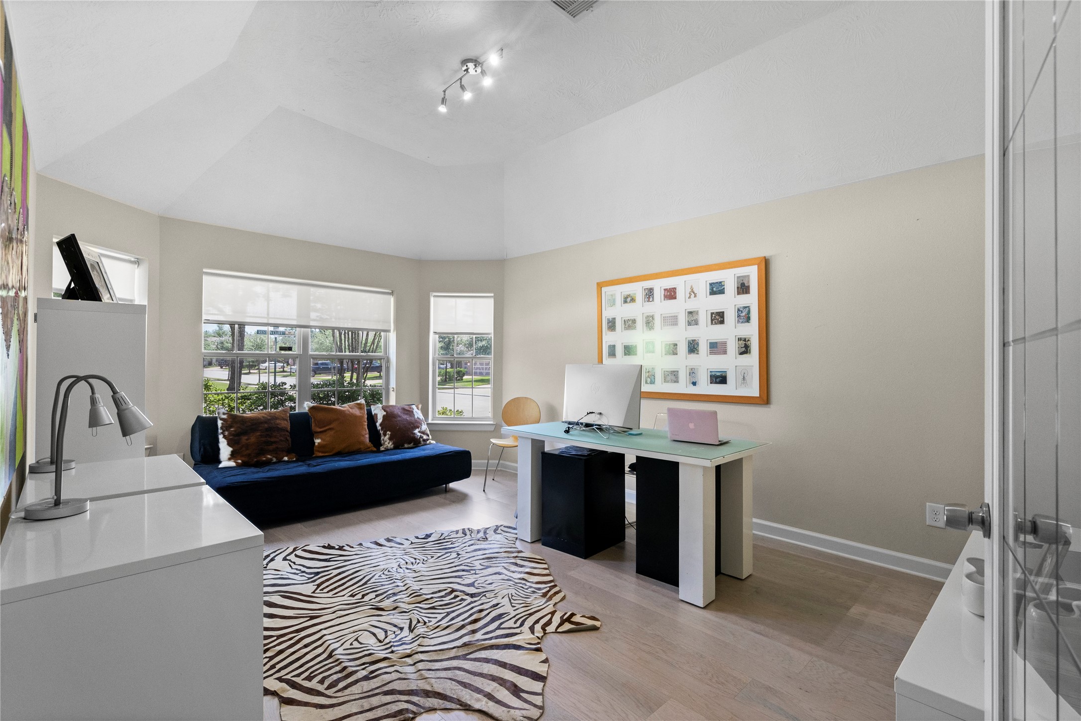 31503 Reston Cliff Court Spring, TX 77386 - Photo 17 of 28 a living room with furniture two window and a table