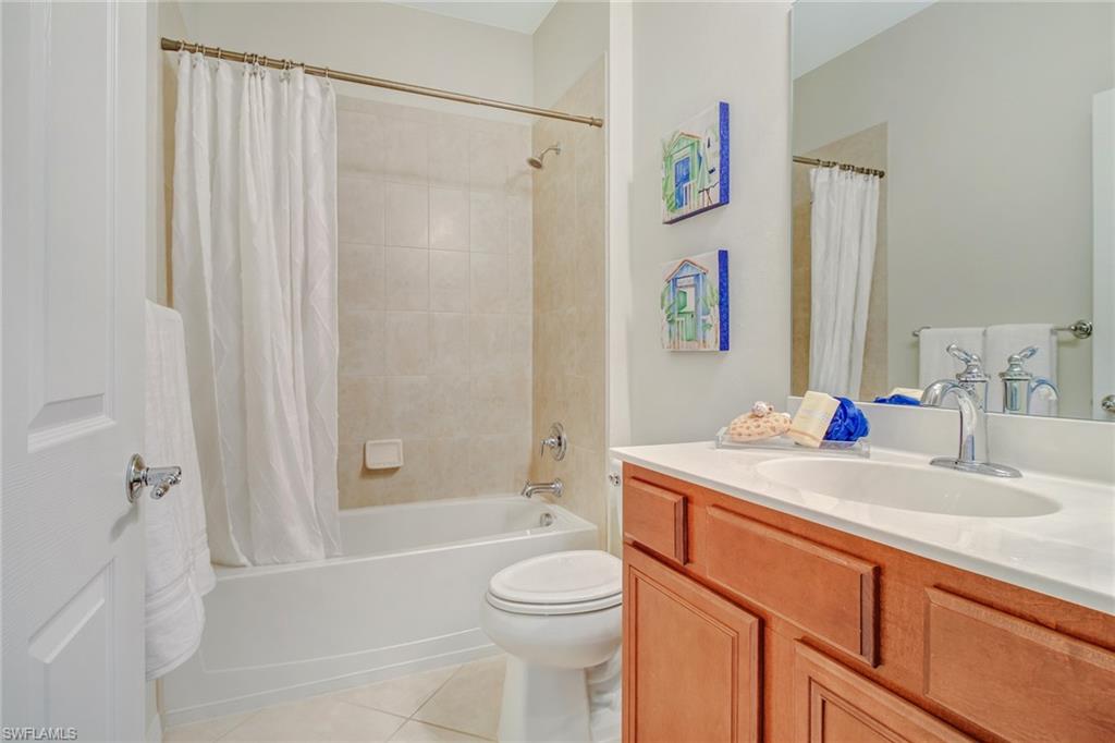 Guest bathroom with shower/tub combination 