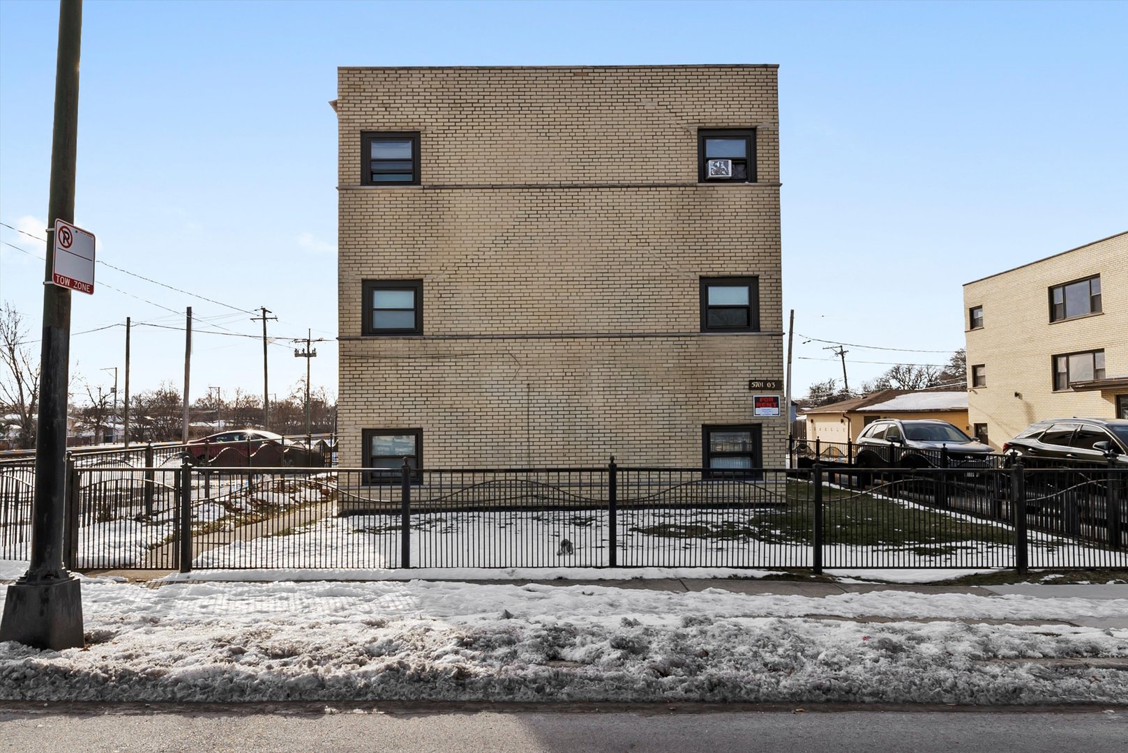 5701 West 55th Street, Unit 1S Chicago, IL 60638 - Photo 17 of 18 a view of a chairs and table in the patio