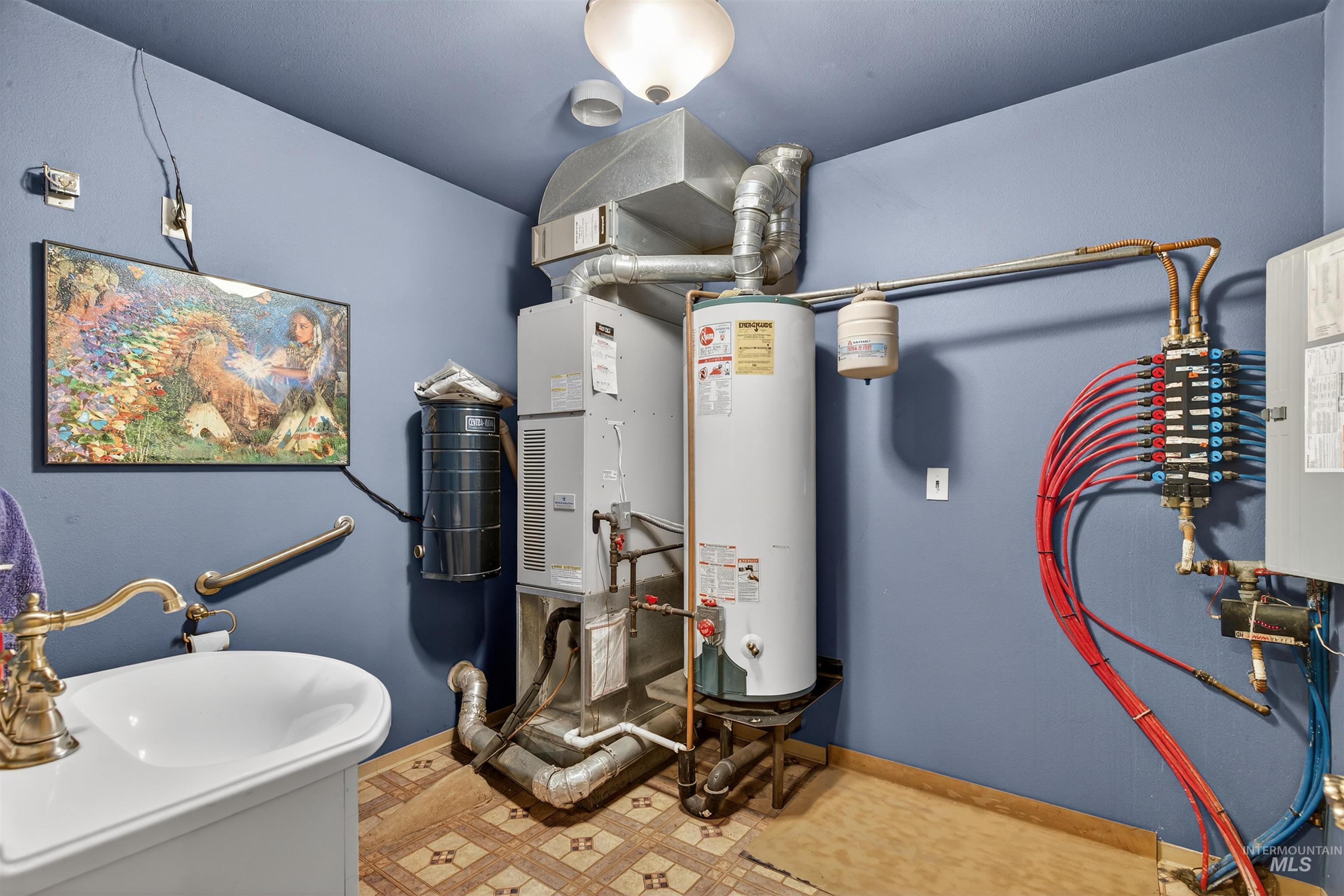 1324 Setlow Court Clarkston, WA 99403 - Photo 27 of 49 Utilities featuring water heater and heating unit