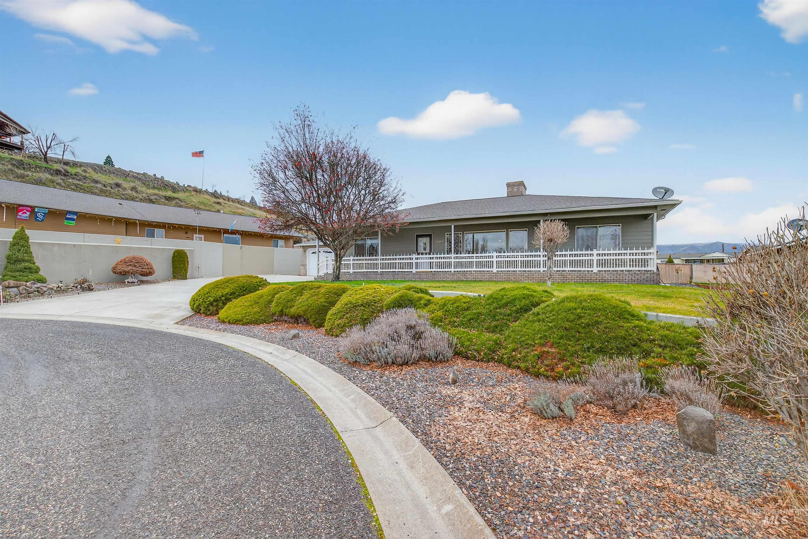 1324 Setlow Court Clarkston, WA 99403 - Photo 38 of 49 Ranch-style home with a chimney