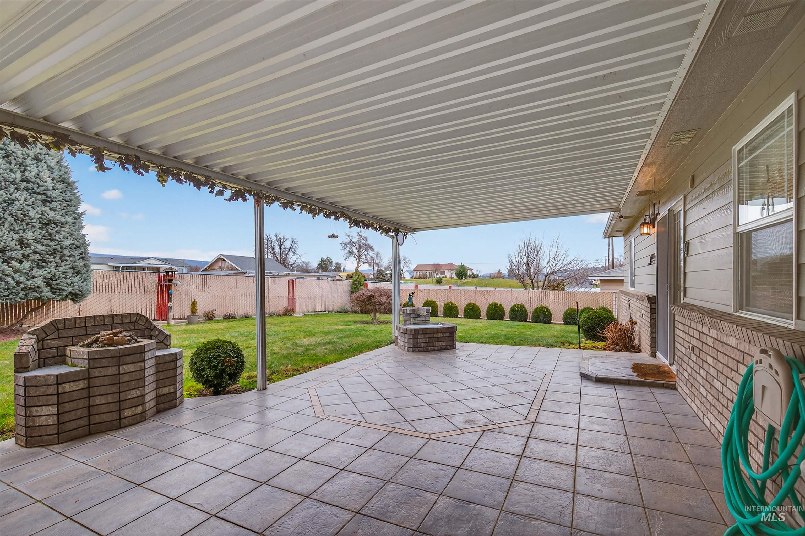1324 Setlow Court Clarkston, WA 99403 - Photo 5 of 49 Fenced backyard with a patio area