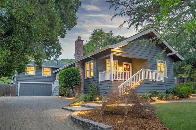 a view of a house with yard and plants