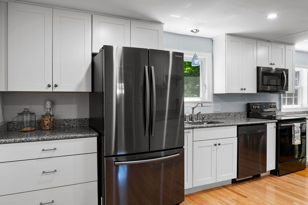 1559 Plumtree Road Springfield, MA 01119 - Photo 8 of 41