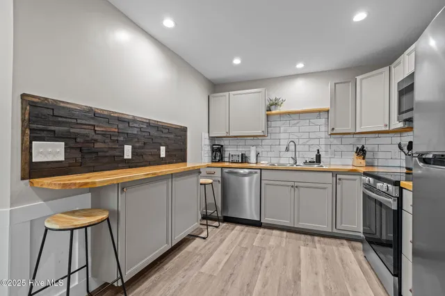 $2,000 | 501 Bridges Street, Unit B, Morehead City, NC 28557