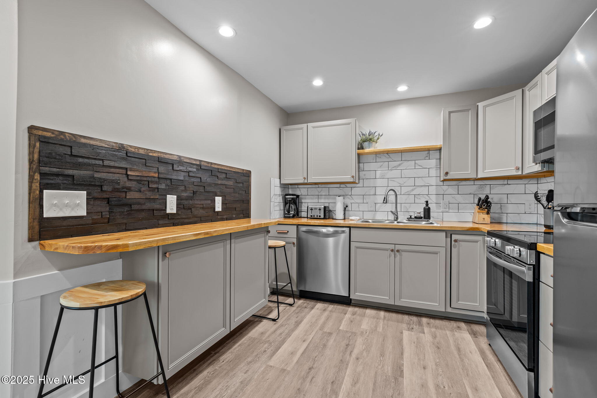 501 Bridges Street, Unit B Morehead City, NC 28557 - Photo 8 of 33 31-web-or-mls-1S3A0396