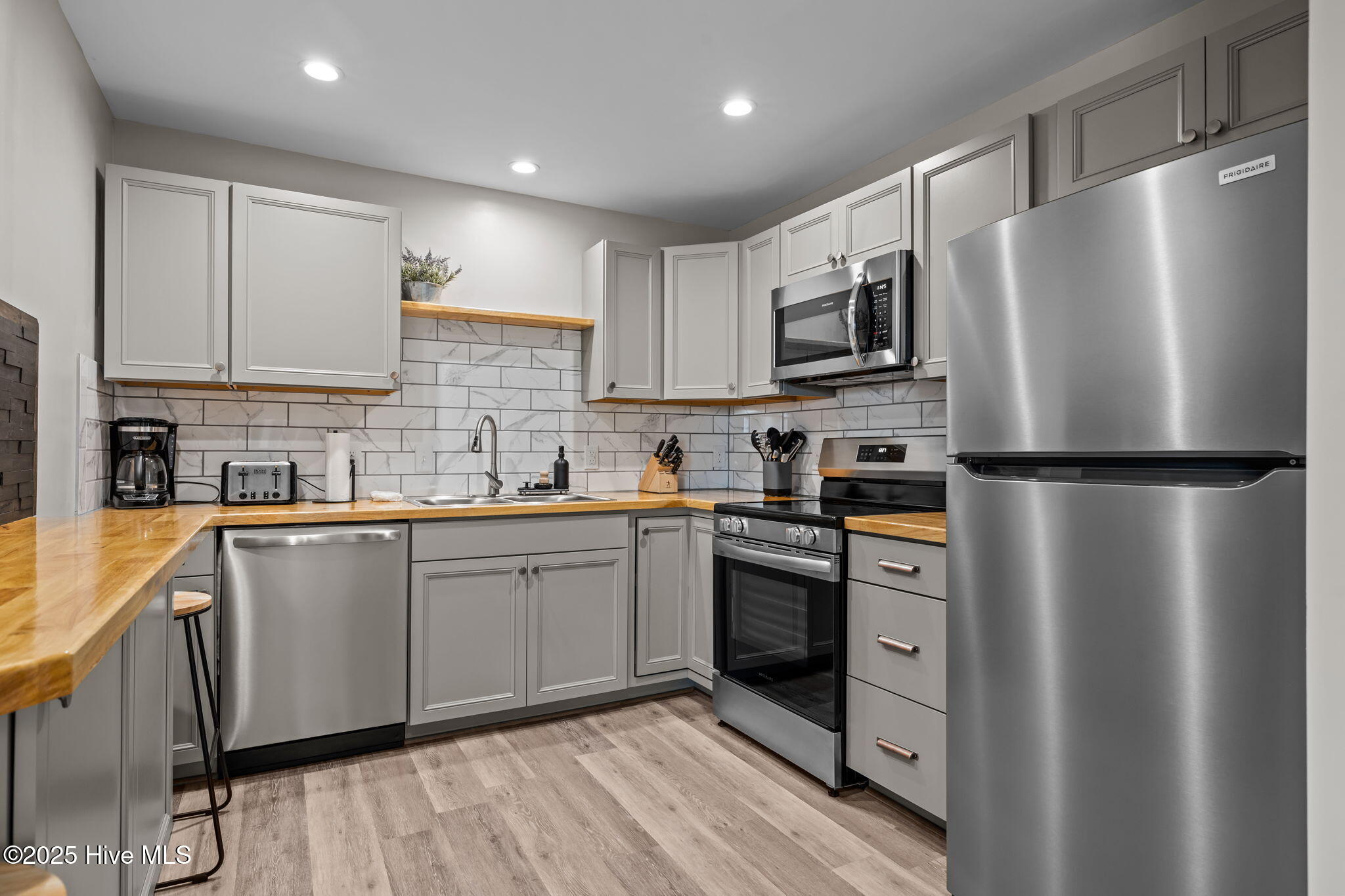 501 Bridges Street, Unit B Morehead City, NC 28557 - Photo 9 of 33 32-web-or-mls-1S3A0405