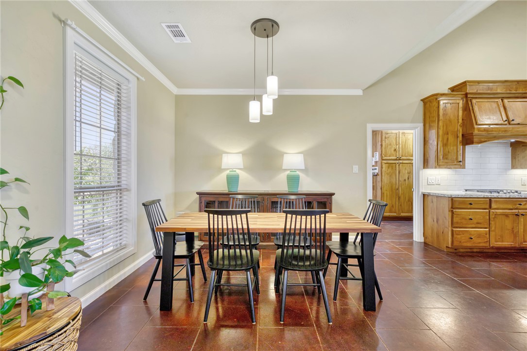 9652 Locke Road Bryan, TX 77808 - Photo 6 of 50 DINING AND KITCHEN