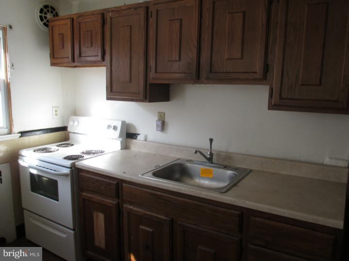 544 Snowden Road Upper Darby, PA 19082 - Photo 3 of 8