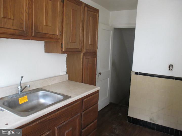 544 Snowden Road Upper Darby, PA 19082 - Photo 4 of 8