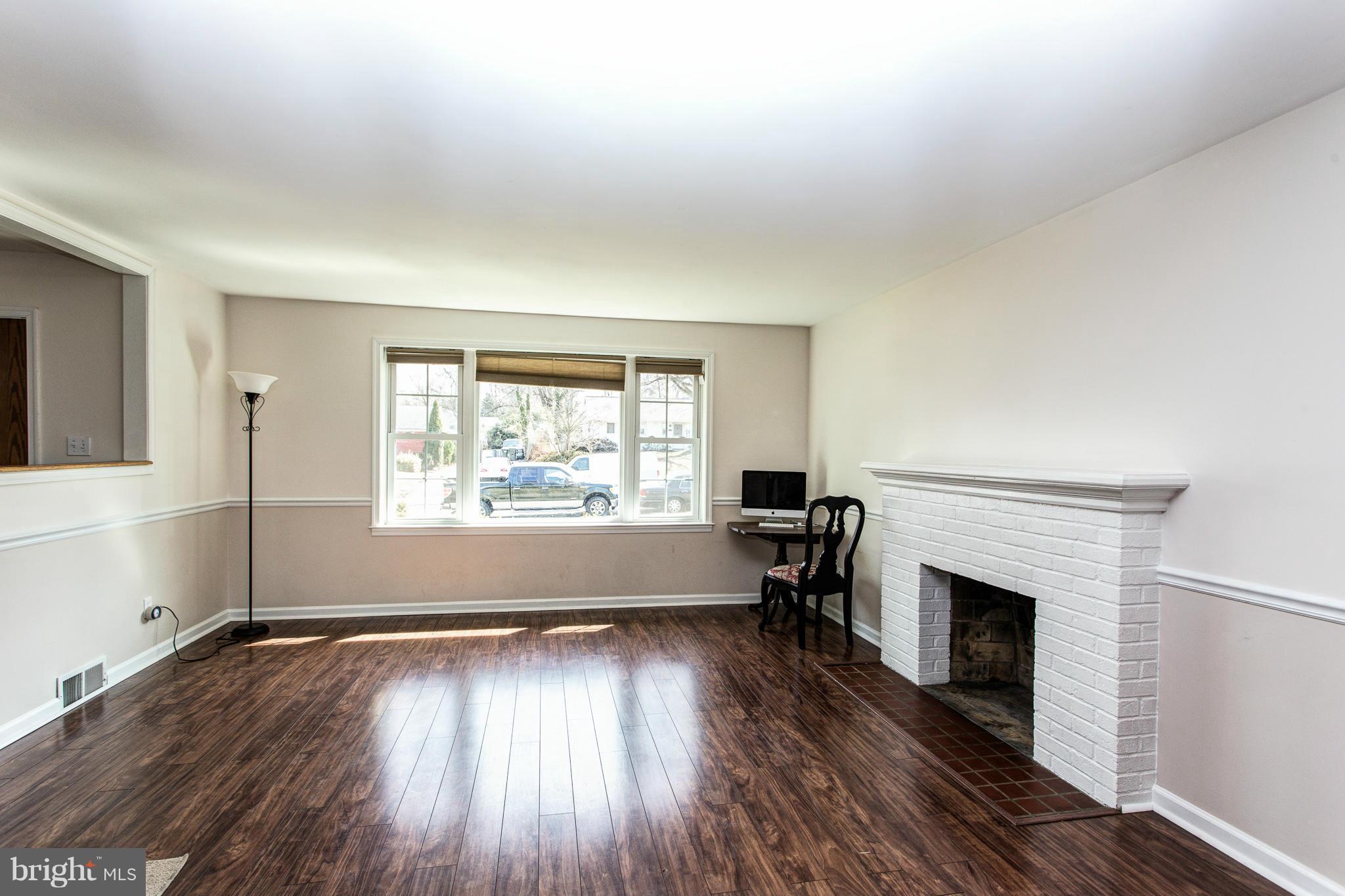 7406 Chatham Street Springfield, VA 22151 - Photo 8 of 30 Living Room