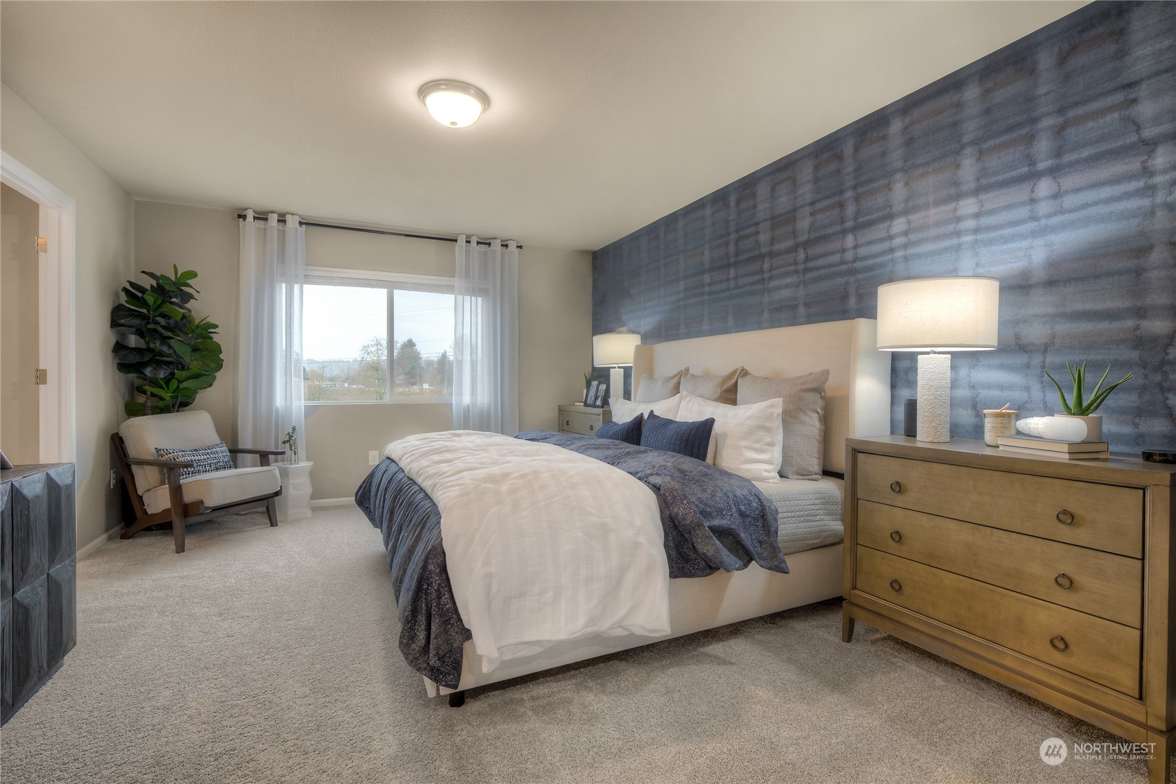 909 17th Avenue, Unit 159 Sultan, WA 98294 - Photo 11 of 15 a bed room with a bed and a lamp