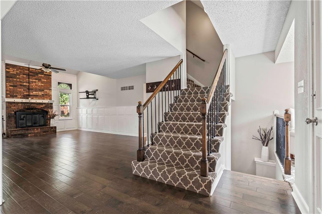 312 Northwest Locust Street Lee's Summit, MO 64064 - Photo 4 of 51