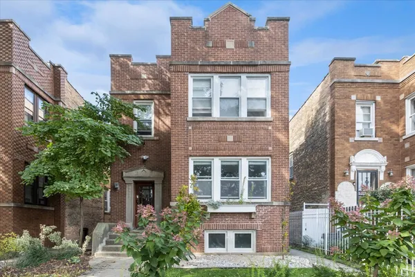 $2,550 | 6724 North Campbell Avenue, Unit 2, Chicago, IL 60645
