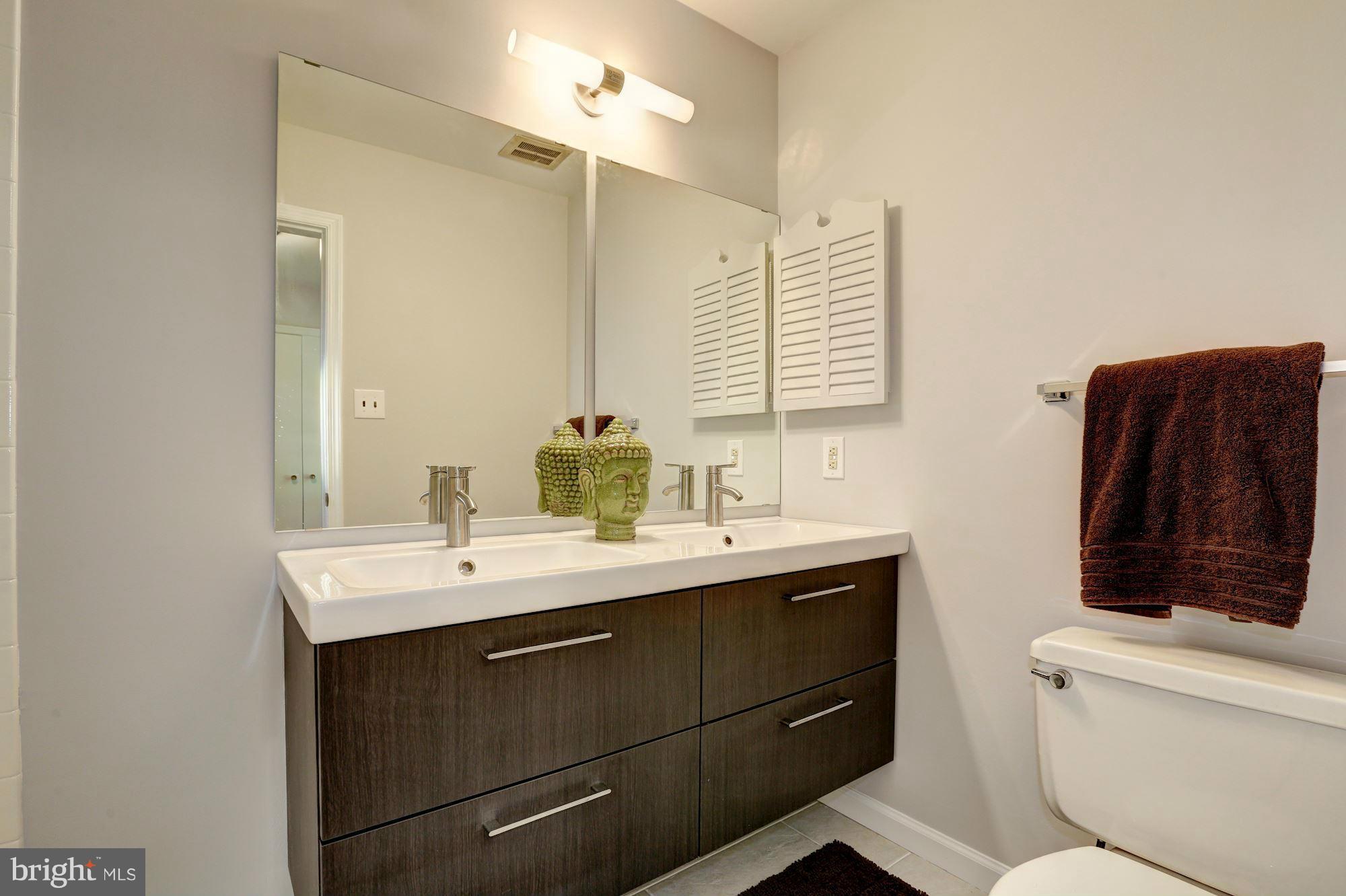 11805 Hunting Ridge Court Potomac, MD 20854 - Photo 17 of 30 Bath (Master)