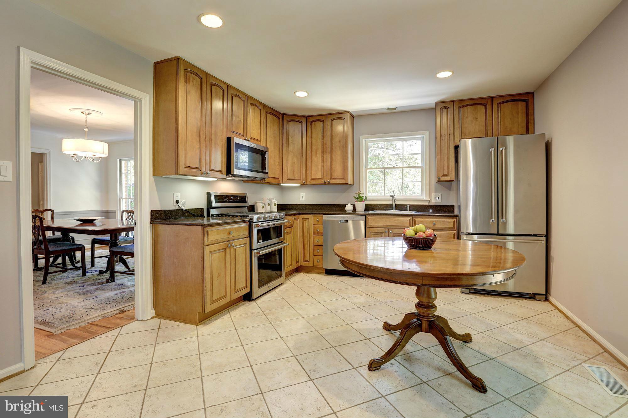 11805 Hunting Ridge Court Potomac, MD 20854 - Photo 10 of 30 Gourmet Kitchen w/ Table Space