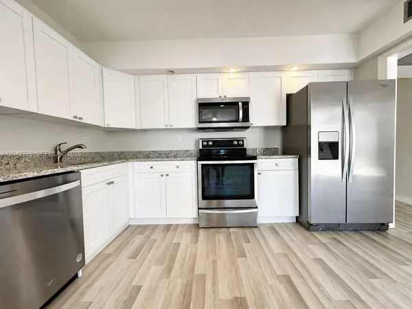 $2,800 | 20200 West Country Club Drive, Unit PH16, Aventura, FL 33180