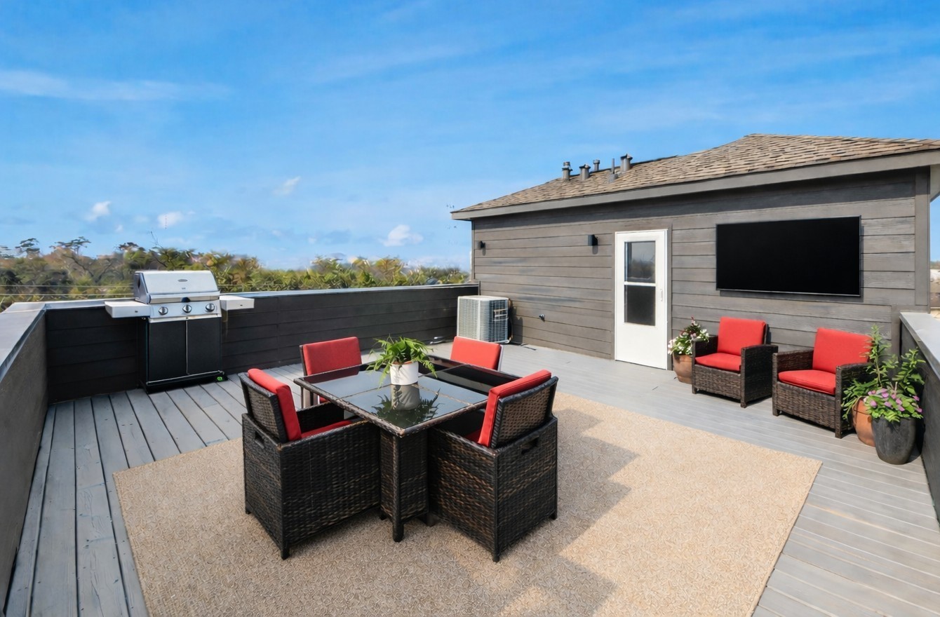 1628 West 24th Street Houston, TX 77008 - Photo 4 of 41 Experience the ultimate entertainer's paradise on this expansive rooftop deck, perfect for grilling, dining, and lounging while enjoying panoramic city views!