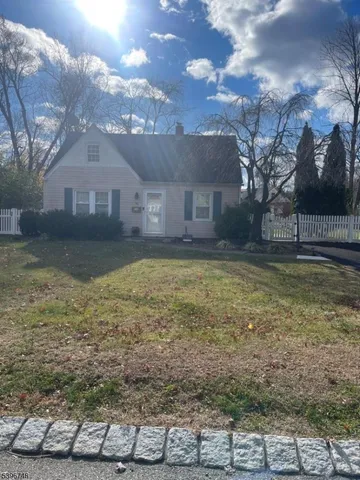 a view of a yard in front of the house