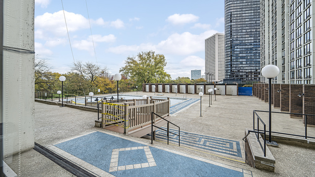 5455 North Sheridan Road, Unit 2301 Chicago, IL 60640 - Photo 17 of 18 a view of a balcony with city view