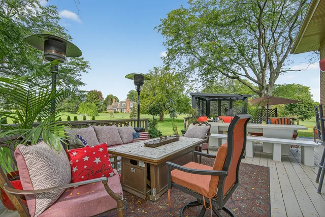 $1,250,000 | 1886 West Clover Drive, Inverness, IL 60067