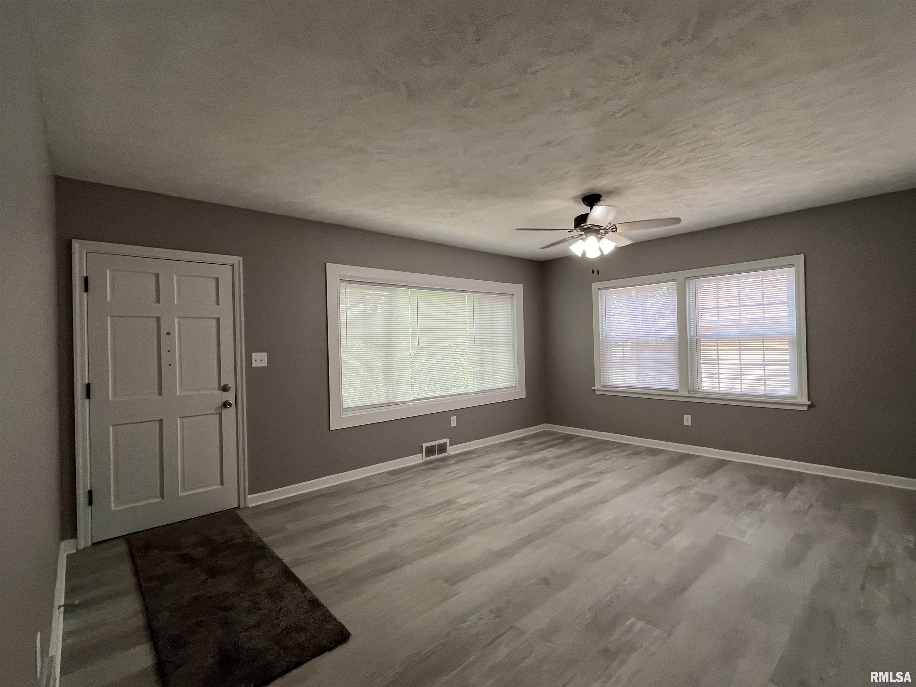 26 Circle Drive Springfield, IL 62703 - Photo 2 of 40