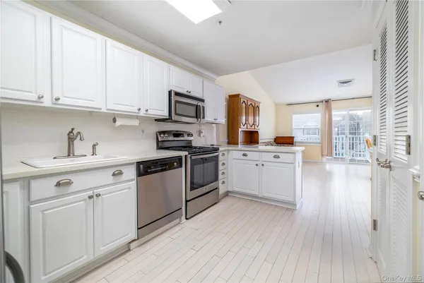 $525,000 | 418 Willow Lane, Valley Stream, NY 11580