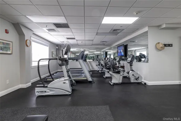 $525,000 | 418 Willow Lane, Valley Stream, NY 11580