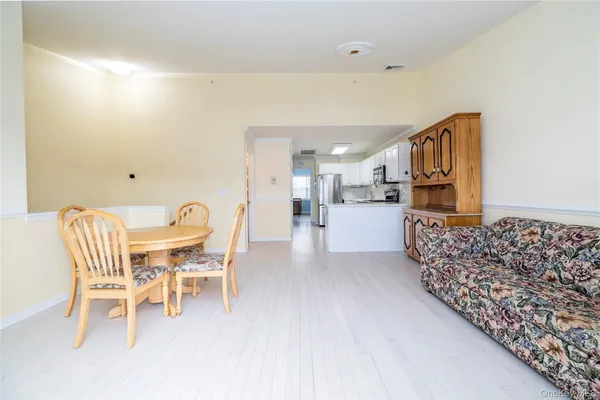 $525,000 | 418 Willow Lane, Valley Stream, NY 11580