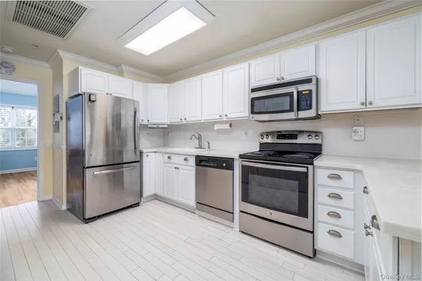 $525,000 | 418 Willow Lane, Valley Stream, NY 11580