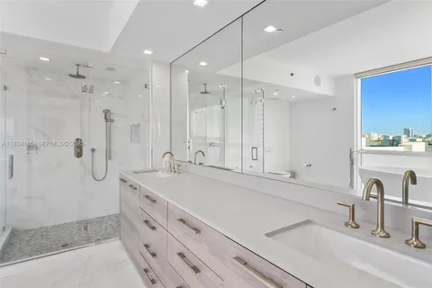 $5,600,000 | 450 Alton Road, Unit 901902, Miami Beach, FL 33139