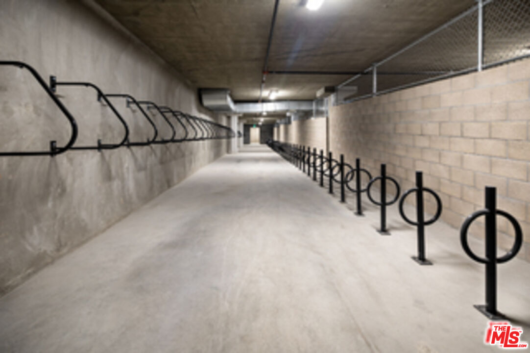 687 South Hobart Boulevard, Unit 327 Los Angeles, CA 90005 - Photo 4 of 21 a view of entryway