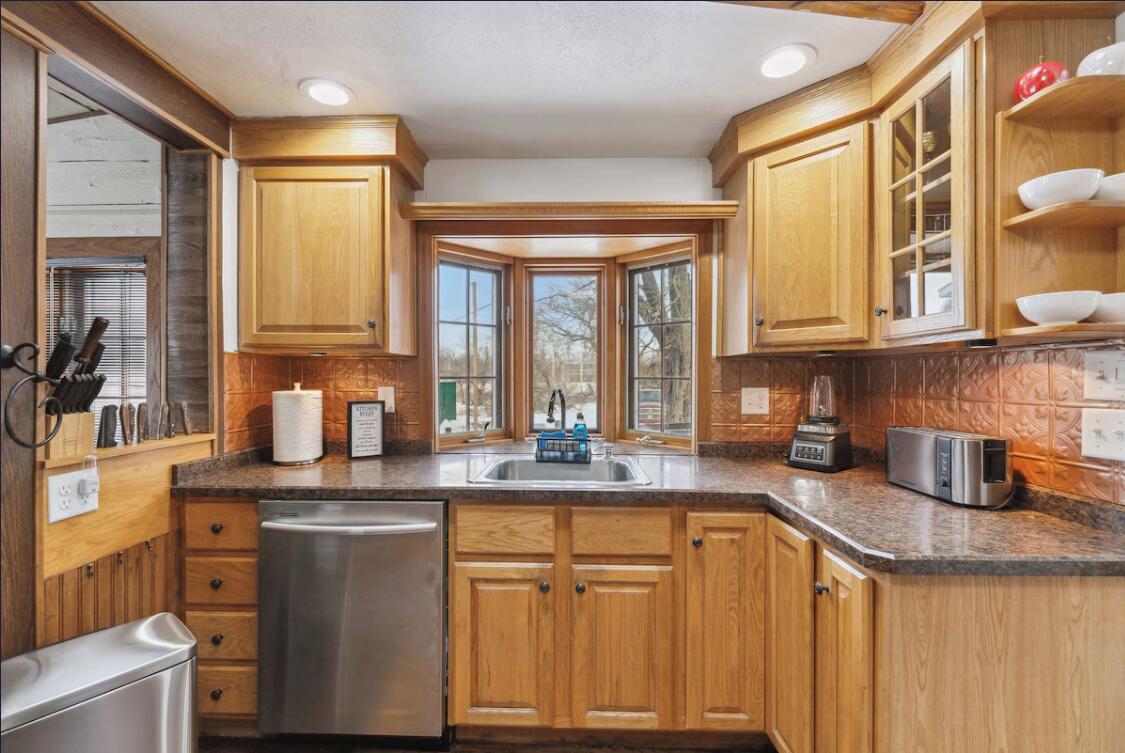 11089 4 Mile Road Battle Creek, MI 49015 - Photo 13 of 39 Kitchen