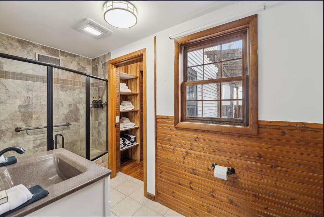 11089 4 Mile Road Battle Creek, MI 49015 - Photo 22 of 39 Mainfloor bathroom