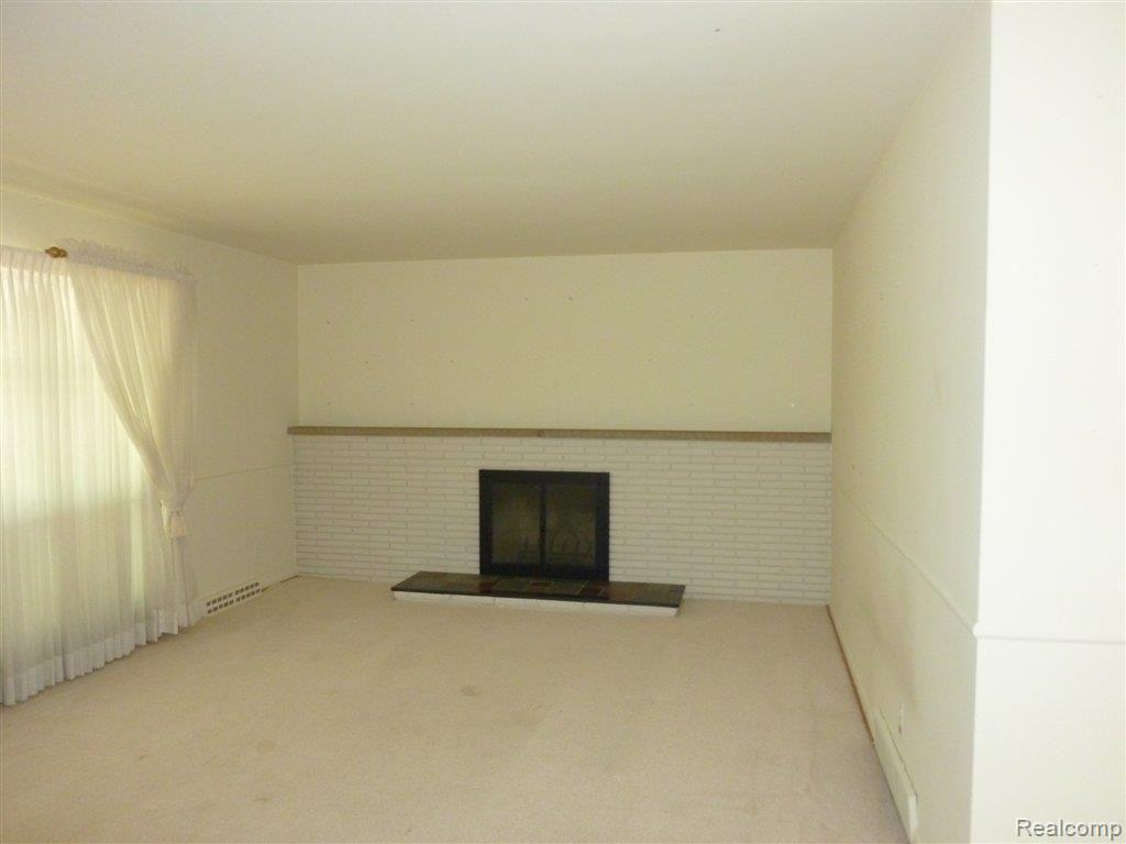 36559 West Lyman Road Farmington, MI 48331 - Photo 3 of 4 LIVING ROOM