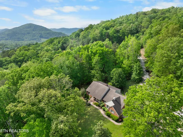 $428,500 | 145 Lynn Avenue, Jellico, TN 37762