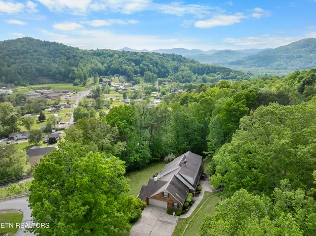 $428,500 | 145 Lynn Avenue, Jellico, TN 37762