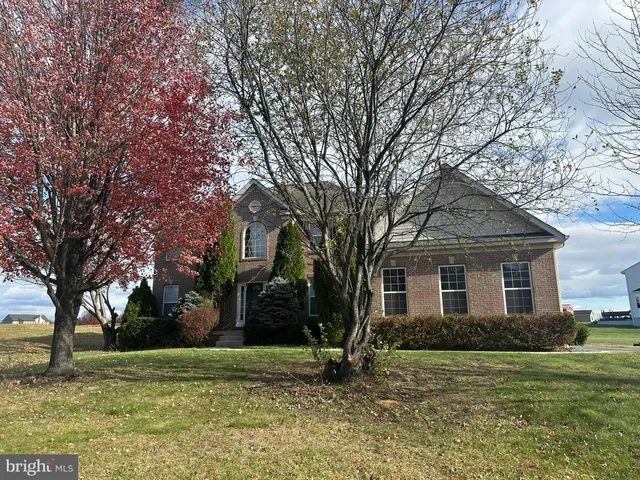 a view of a house with yard and tree s
