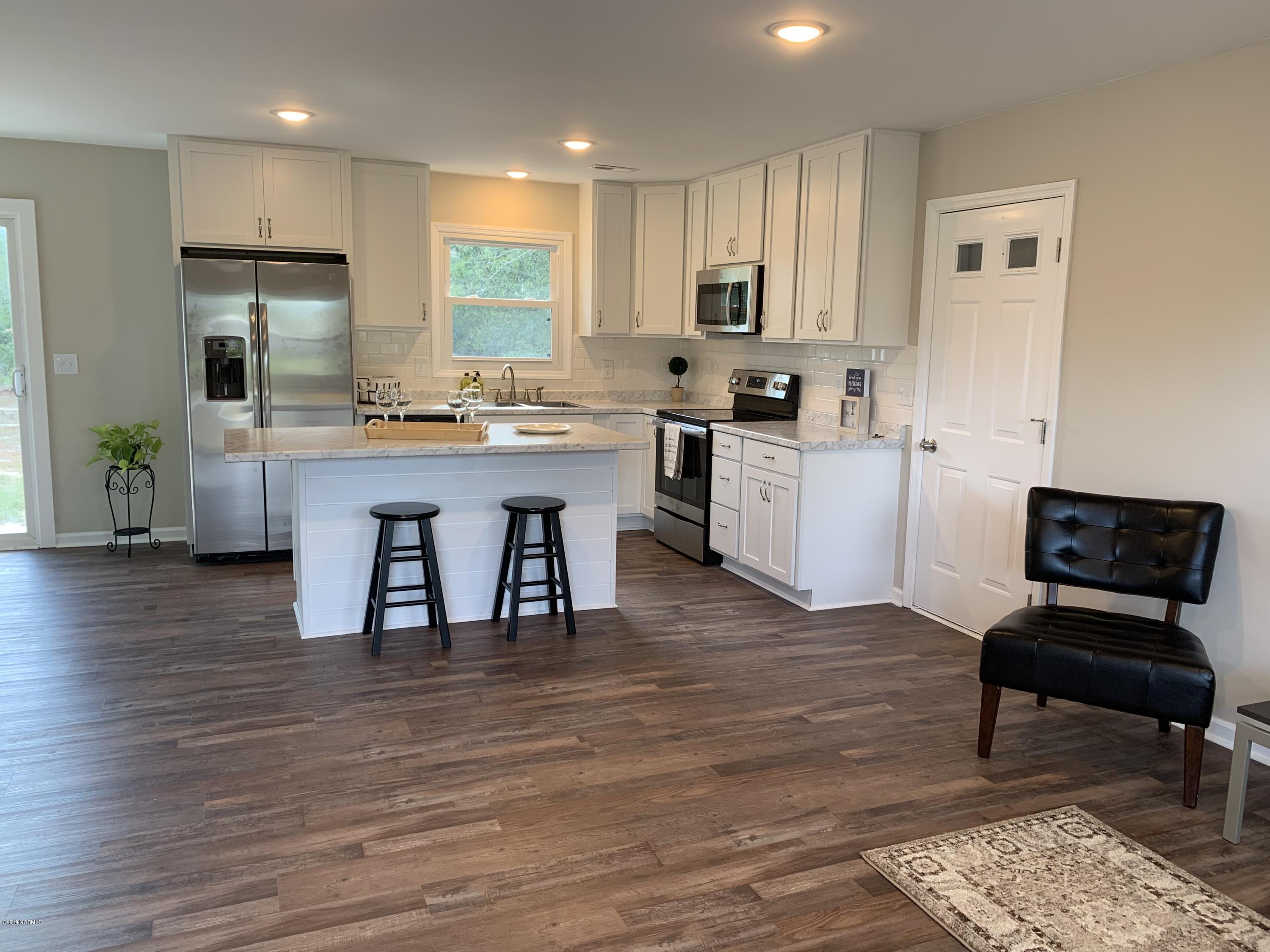 421 Bodega Bay Road Wilmington, NC 28412 - Photo 4 of 23 Living to Kitchen